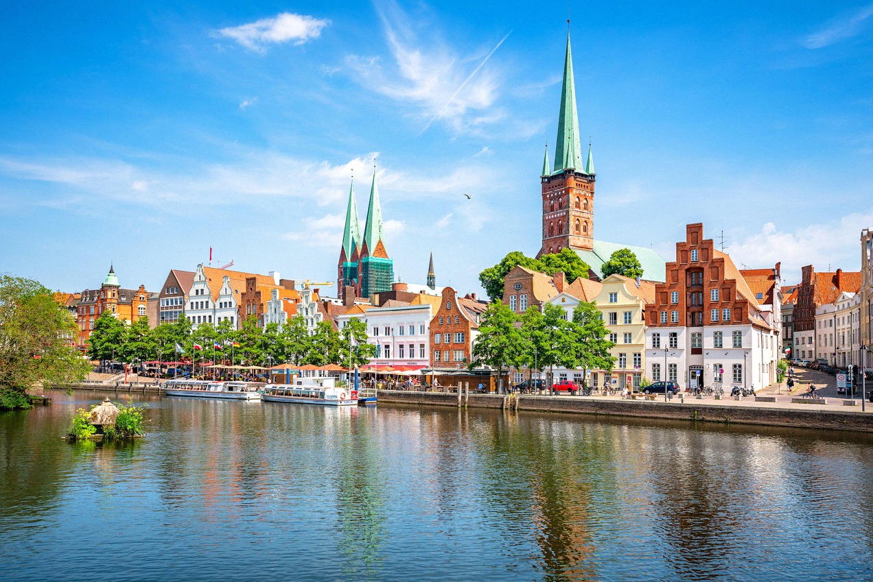Klassische Panoramaansicht der Lübecker Altstadt von der Trave aus mit den markanten Türmen der Marienkirche und der Petrikirche